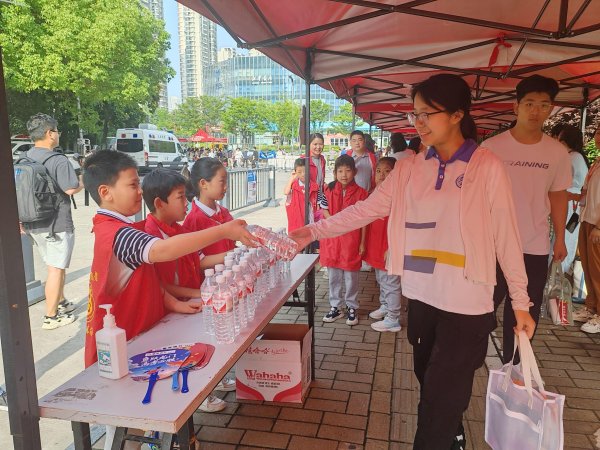 顺配宝 合肥一中考考点外 一群小小“红马甲”正在忙碌