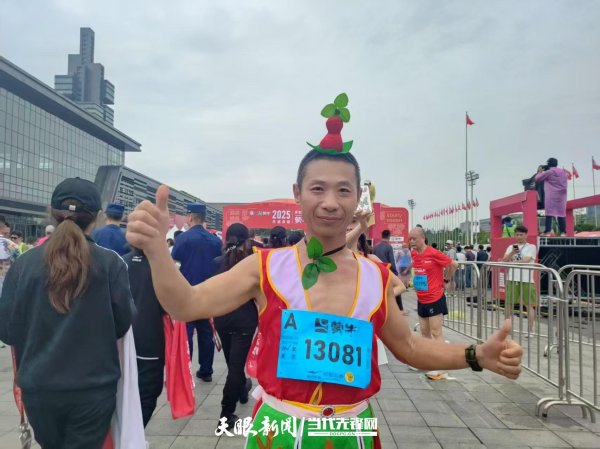 凯丰配资 葫芦娃大叔穿战袍跑贵阳马拉松，向广大跑友发出邀请